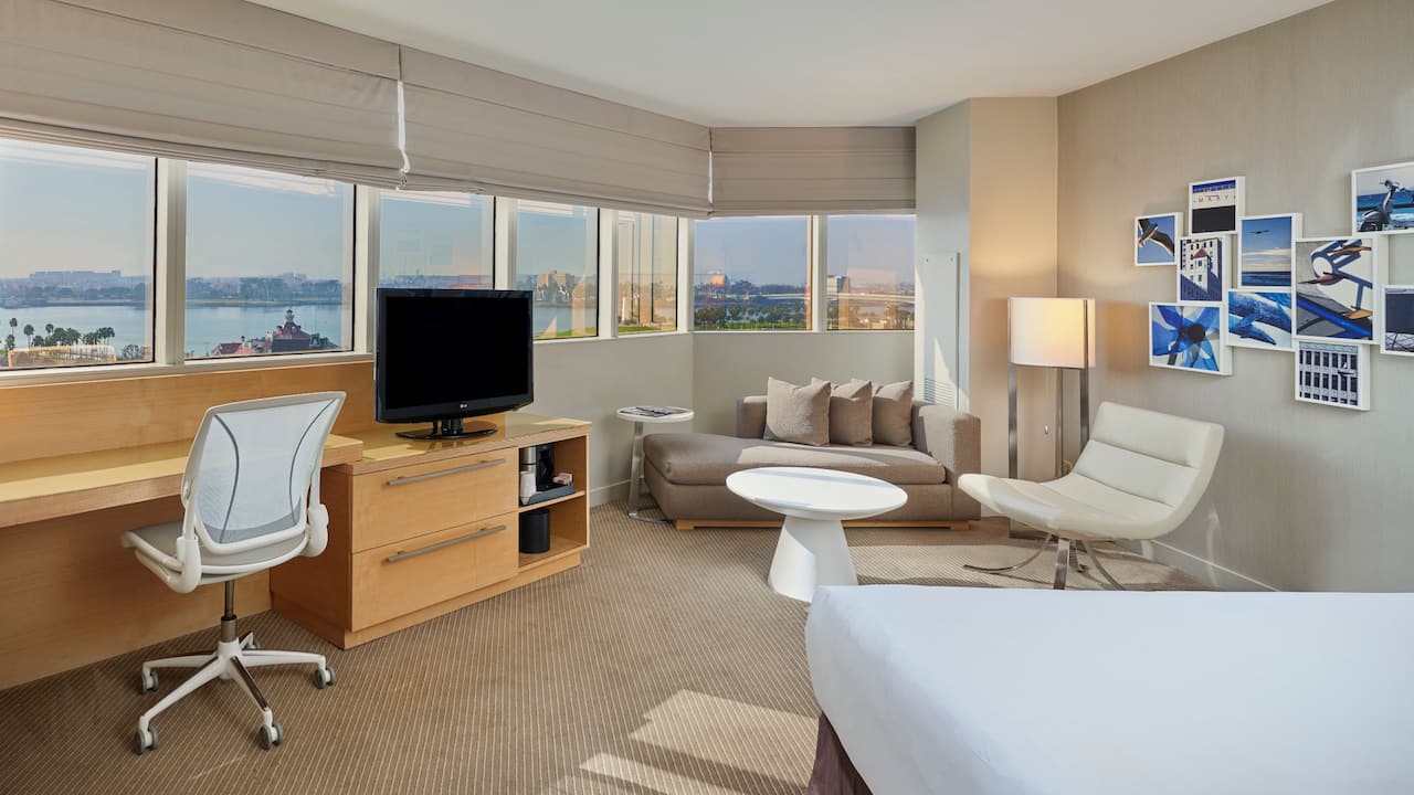 Hyatt-Regency-Long-Beach-P122-Corner-King-Harbor-View.16×9